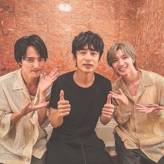 「上田くんに倒されてた2人😂」KAT-TUN・中丸、後輩ジャニーズとの3ショットが話題💕
