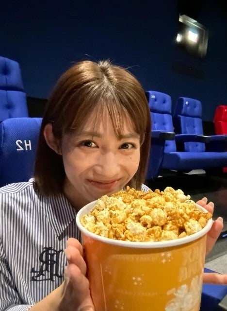 「可愛すぎる！！」脇あかり、映画館で満喫する夏の一幕にファン悶絶