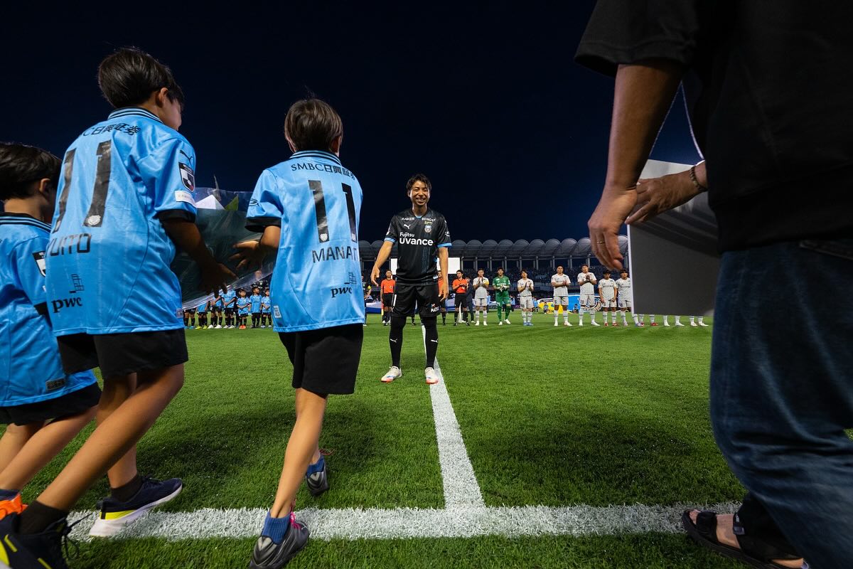 小林悠、J1通算400試合出場を記念 サポーターから大きなゲーフラ贈