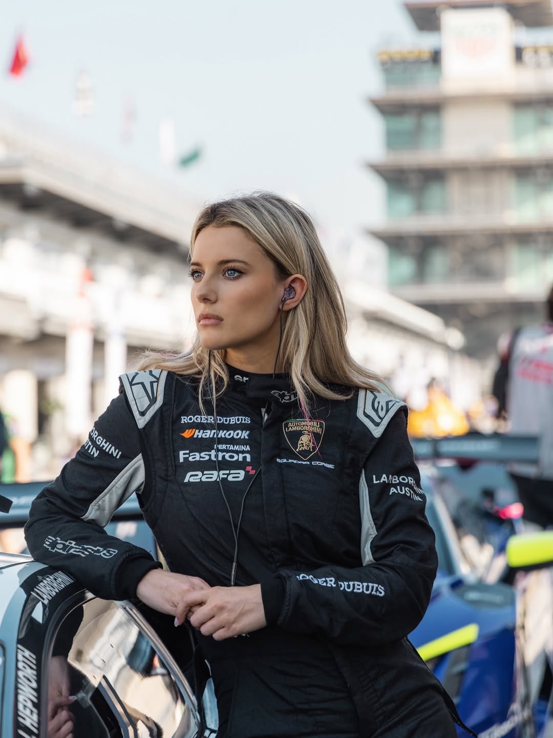 大胆U字トップス×腹筋ライン…米美女レーサーの鍛錬スタイルが話題