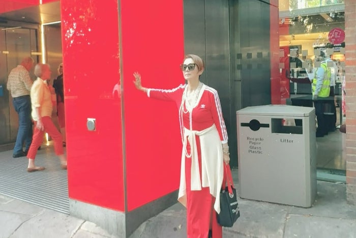 アディダスの赤のオーラ！！夏木マリのファッションは何を着ても完璧、シアター前でのショットにファンは釘付け