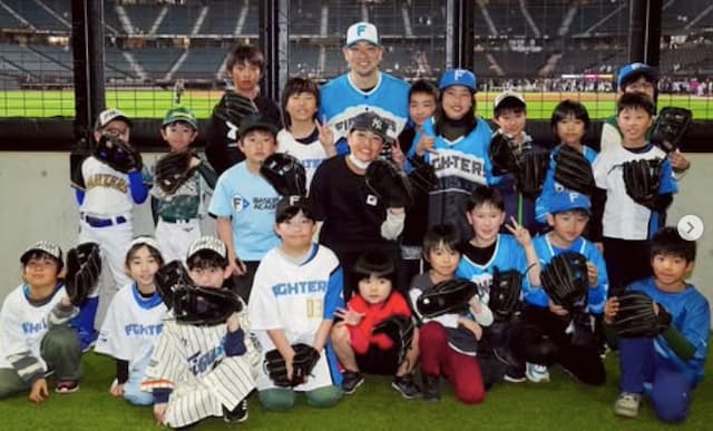 池田隆英が「親子でグラブづくり体験」終了を報告。参加した子どもたちに感謝の言葉も