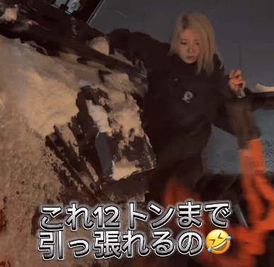 大雪の大往生！美女スノーボーダーの”1km雪道バック・スタック救出劇”にファン感動「お姉さん、イケメンすぎ」