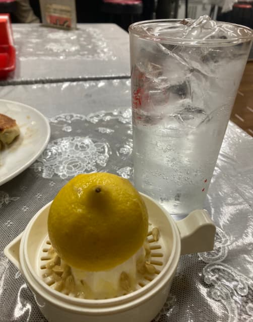 スリムクラブ真栄田、なみなみの焼酎に対し「く〜かて〜」とレモンの入れ所を探す？