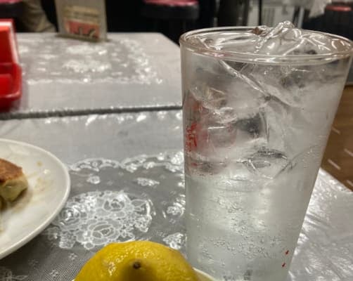 スリムクラブ真栄田、なみなみの焼酎に対し「く〜かて〜」とレモンの入れ所を探す？