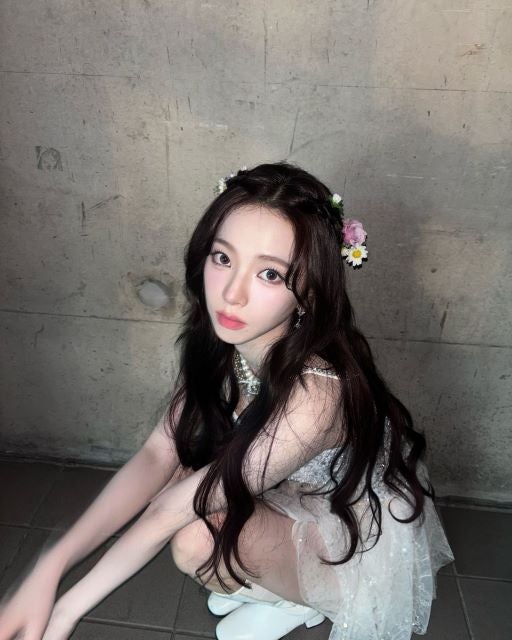 aespa・カリナ「花飾りガーリーコーデ」が神カワと話題！