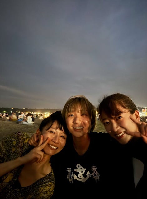 笑顔あふれる夜！元フィギュアスケート・高橋成美が“移住先で迎えた花火”親友との再会に笑顔満開