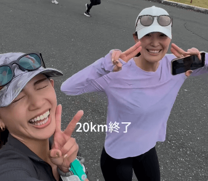 「こんなペアとすれ違いたいわ」花見ランを楽しむ”ダブル美女ランナー”、仲睦まじすぎるランニングムービーにうっとり「カップルかw」