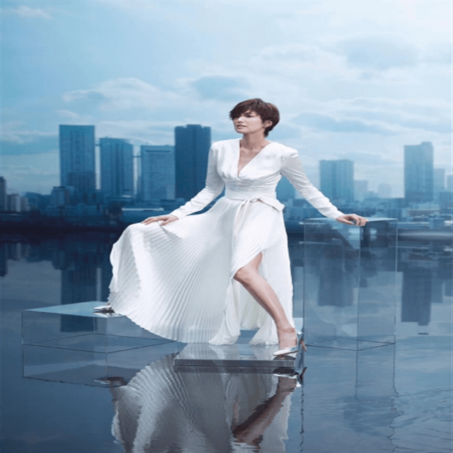 「水が反映させた美女」女優・吉瀬美智子、麗しの美脚披露！ファン「お綺麗すぎませんか」とうっとり