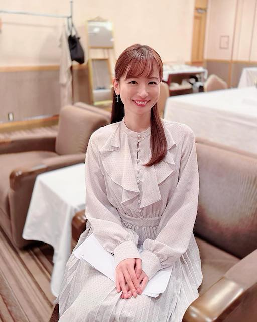 皆藤愛子の優雅な座り姿にファン絶賛！「素敵な笑顔にいつも癒やされてます💓」