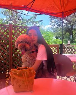 超イケメン俳優の美人娘 デート中ショット公開で話題に 愛犬とのハグする姿にいいね殺到