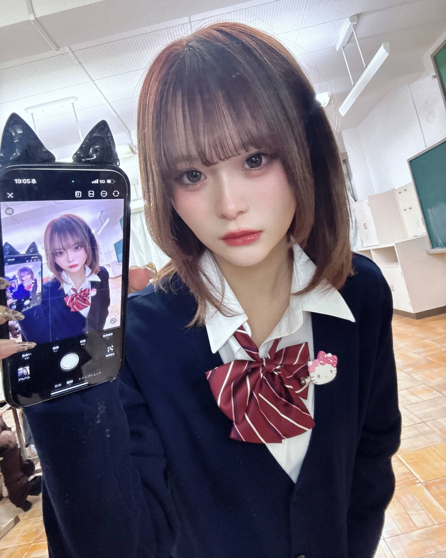 「制服可愛い、、」人気インフルエンサーが制服ショット公開でファン歓喜！