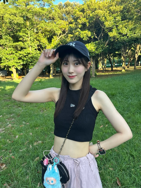 激カワJDタレント、タンクトップ＆白Tの