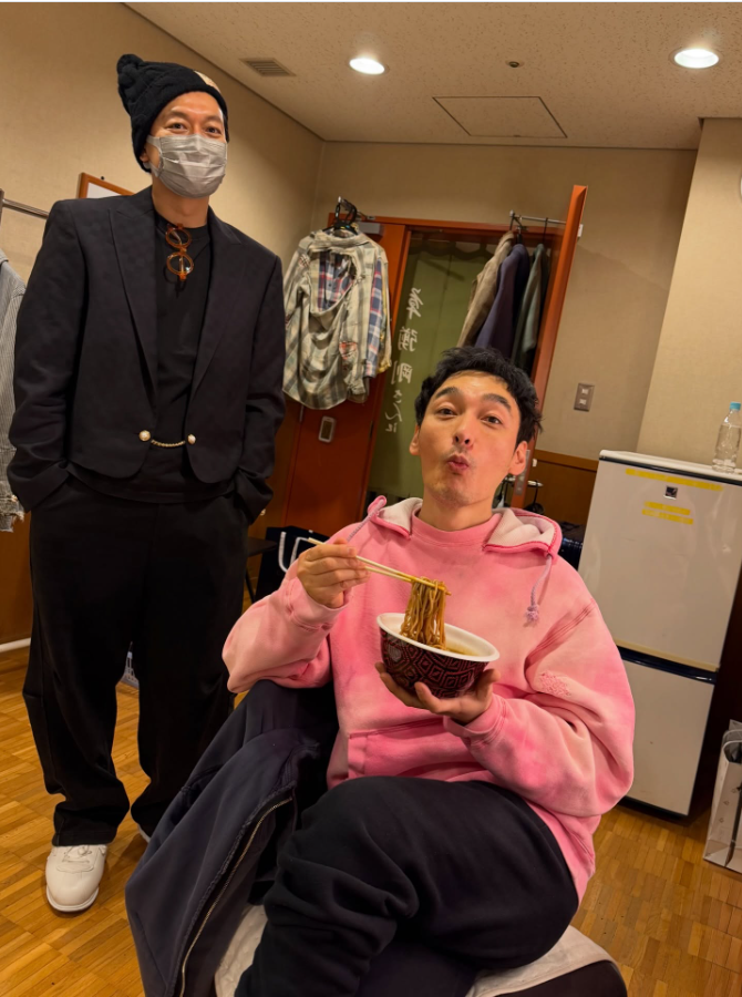 旧知の仲がにじむ楽屋ショット　舞台を称賛する言葉に反響