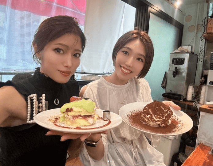 美容師ゴルファー・まなみ、”仲良し”ゴルフ美女子とのグルメツーショットで話題沸騰！ファン「この美女は誰？」