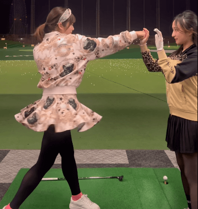 「めちゃくちゃ可愛い」美女ゴルファーの真理奈、ゴルフ場でボクシング開始！？強烈インパクトにファン驚愕「格闘家を目指すのか」