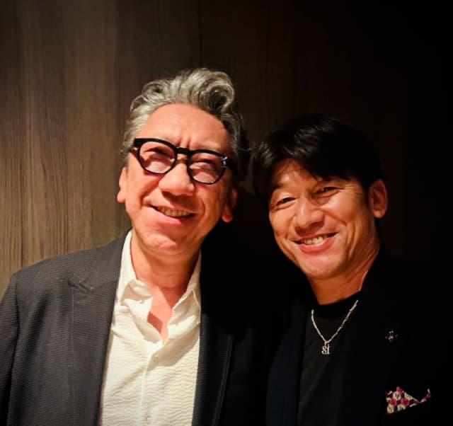 三浦大輔が布袋寅泰とディナーを楽しむ「ヨ・ロ・シ・ク！！」