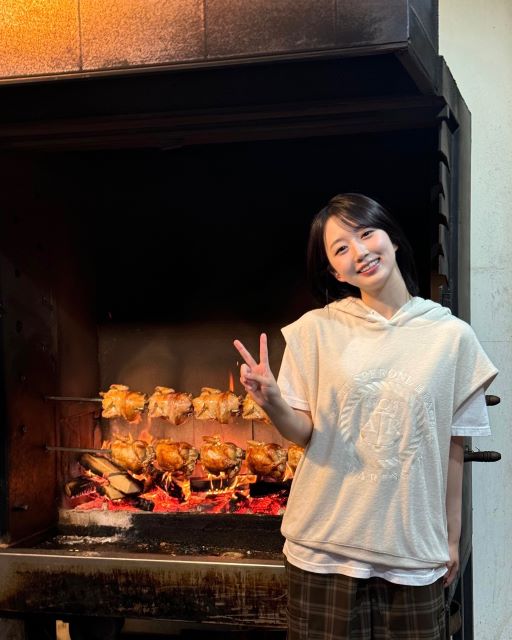 NMIXX・ヘウォン 焚火の前で全力ピースの可愛らしい様子を公開