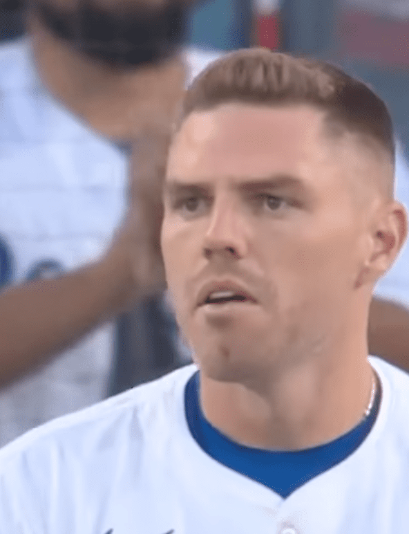 頼れる男がロサンゼルスに帰ってきた！観客総立ちの第一打席