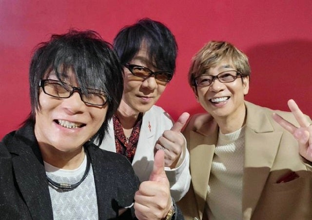 「イケオジ三人衆」人気声優・山寺宏一が公開した"若作りメガネおじさん声優"3ショットに大反響