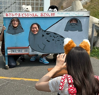 「絶対楽しいメンバー」23歳美人アイドル 人気芸人と水族館満喫