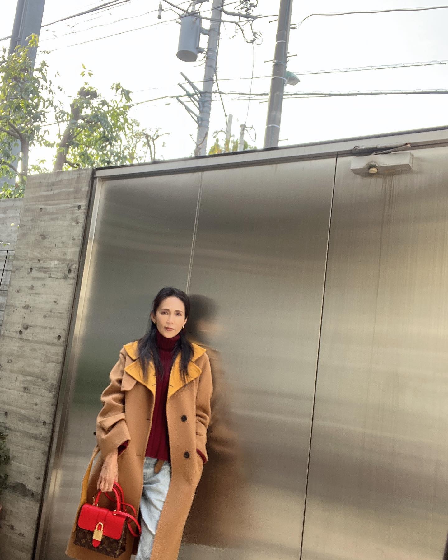 「今日もめっちゃオシャレ」工藤静香さんが春先コーデを公開🌸✨服にバッグに髪型…どれも素敵💕