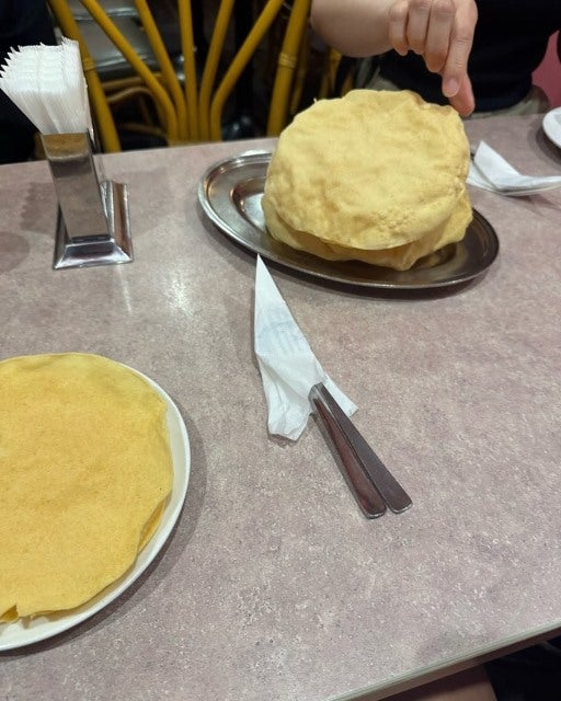 市川海老蔵が付き人と囲む異国の晩餐、積み重なる信頼と素朴な一皿