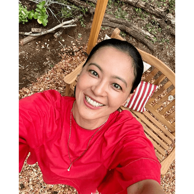 人気女優・黒谷友香”パーゴラ”を作る！ファン「赤の衣装が美しい」と称賛