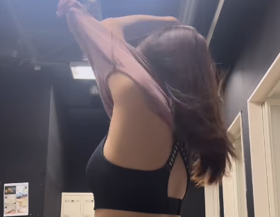 「トレーニングきつそう...でも美人です！」美女スポーツモデル、お着替え＆ハードトレムービーを披露！”誉れ高い”とファン注目！