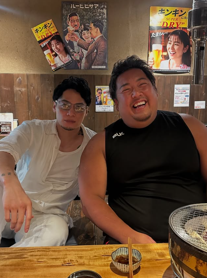 「真顔と満面の笑みのギャップが凄い」ノッコン寺田、異色コンビの焼肉ショットに大反響