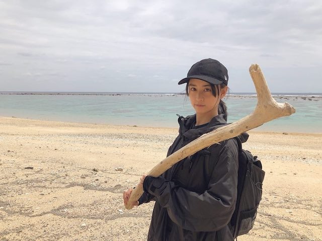 山本美月「いい感じの棒を見つけた時の写真」を公開👀「映画の小道具（打撃武器）かと...」