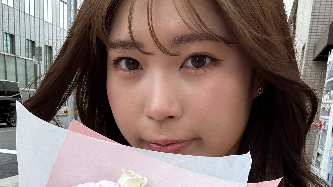 「年々はながすきになる」松浦みゆが見せたカーネーション見つめる姿にファン歓喜！