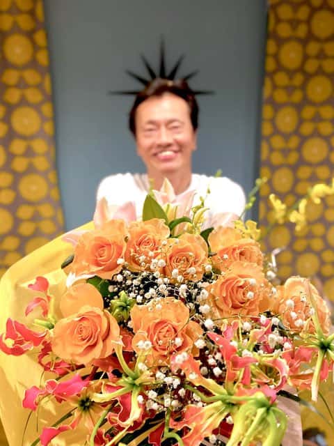 遠藤憲一が自由の女神に🗽思わず二度見してしまう写真が話題👀