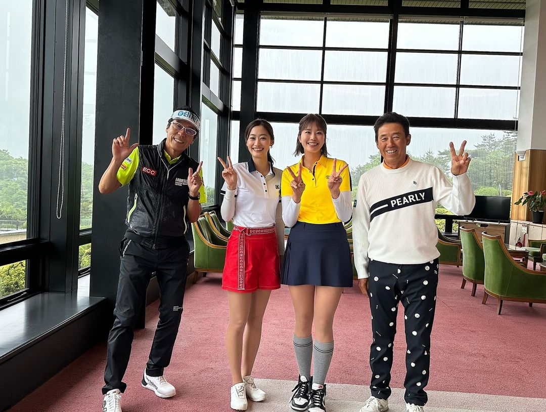 「健康美人」ミニスカ・ゴルフウエア姿