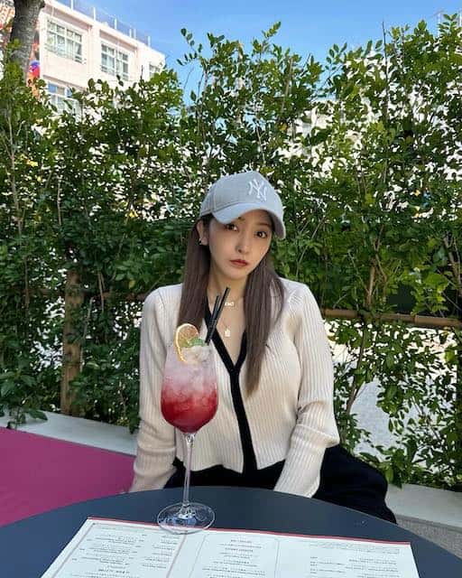 「どの写真も可愛すぎる💖😍」板野友美の沖縄ショット📸が話題に✨