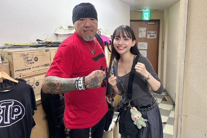 異色のツーショット！！高崎かなみ、カメラマン菊池茂夫の還暦祝いに駆けつける