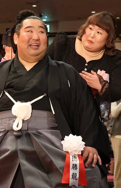 まるで兄妹!? 3時のヒロイン かなでと德勝龍の激似2ショットが話題に