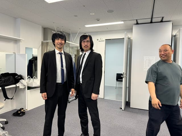 バッテリィズ 寺家が”東西を代表するダンディズム”芸人の2ショットを投稿！横から見つめる”みちお”の姿にファン注目？