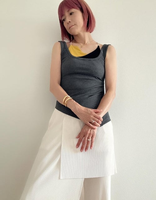 hitomiが魅せる梅雨を凌ぐ静かな強さ。色とスタイルで心を晴らす初夏の決意