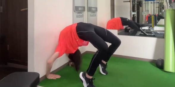 「チャレンジしてみてネ！」元陸上選手の美女、柔軟性・著しい