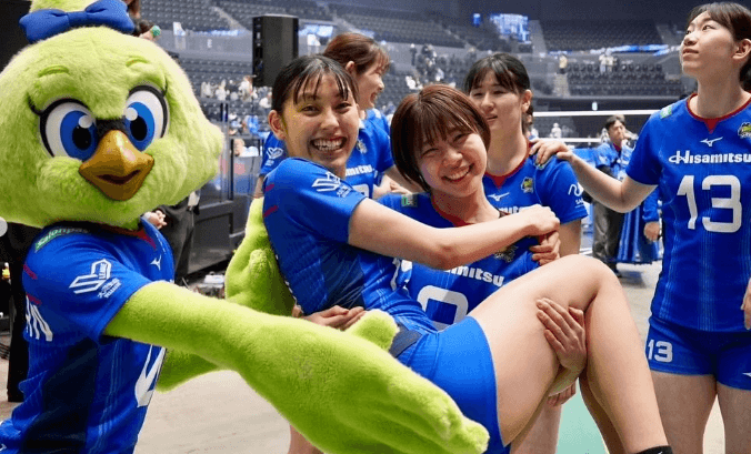 ”お姫様抱っこ”された美女バレーボーラー、ときめきと爆笑も渦巻く会場ショットが大反響！「モデルみたいなビジュアルですね」