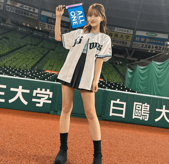 「まだいけますか？」美女スポーツグラドル、ユニフォーム姿の”ミニ美脚・ショット””にライオンズファン歓喜！「めっちゃスタイル良すぎる」