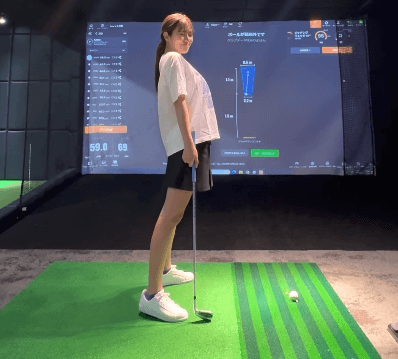 「ムムム～な表情、可愛すぎ」人気グラドルのゴルフ女子デー、シミュレーションゴルフのスイングにファン夢中！