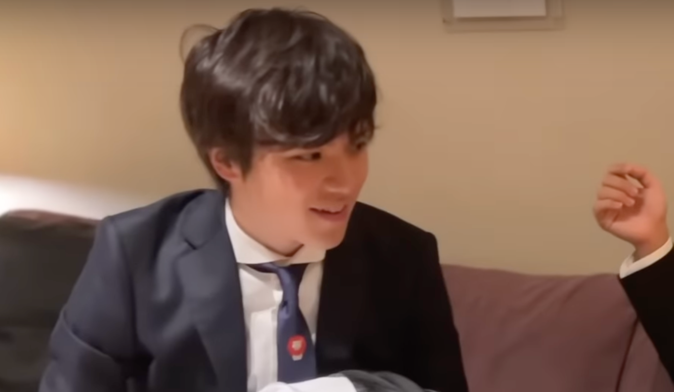 宇野昌磨　貴重なスーツ姿を公開❗️ソファで寝転がるリラックスした様子にも注目👀