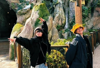 宮田俊哉、新年のディズニーシーを満喫！佐久間大介とのティガー帽子ショット公開