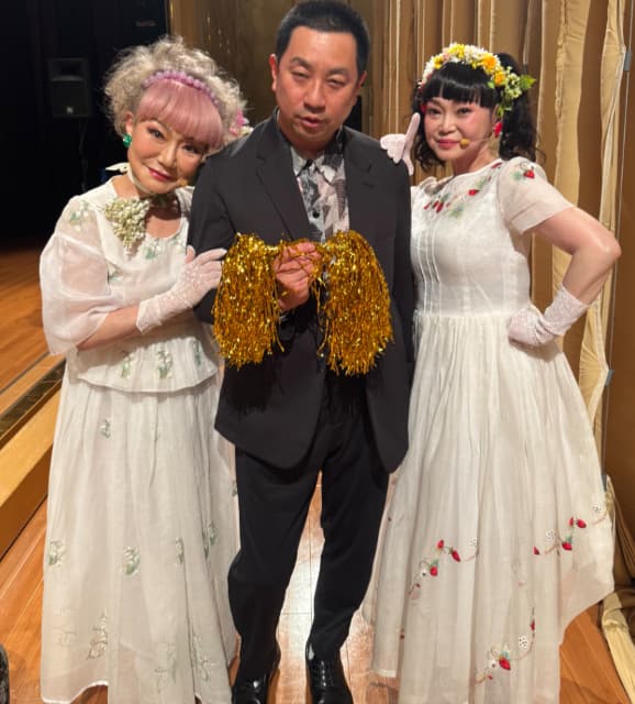 レイザーラモンRG、吉本新喜劇の2大姉さんとのツーショットに「ラッハーン」と決める？