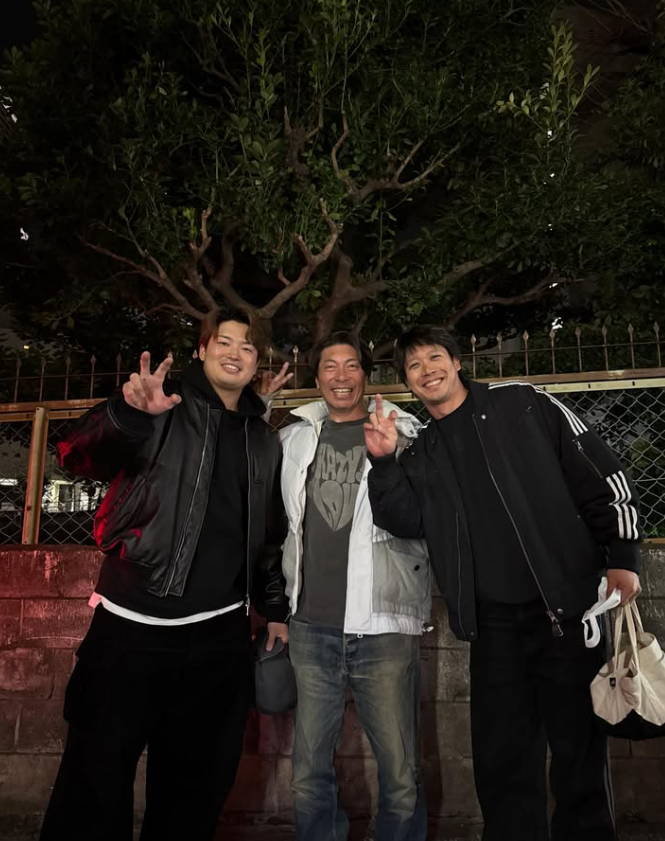 村上宗隆、高津監督・山田哲人との3ショットを公開　“シンカーポーズ”披露
