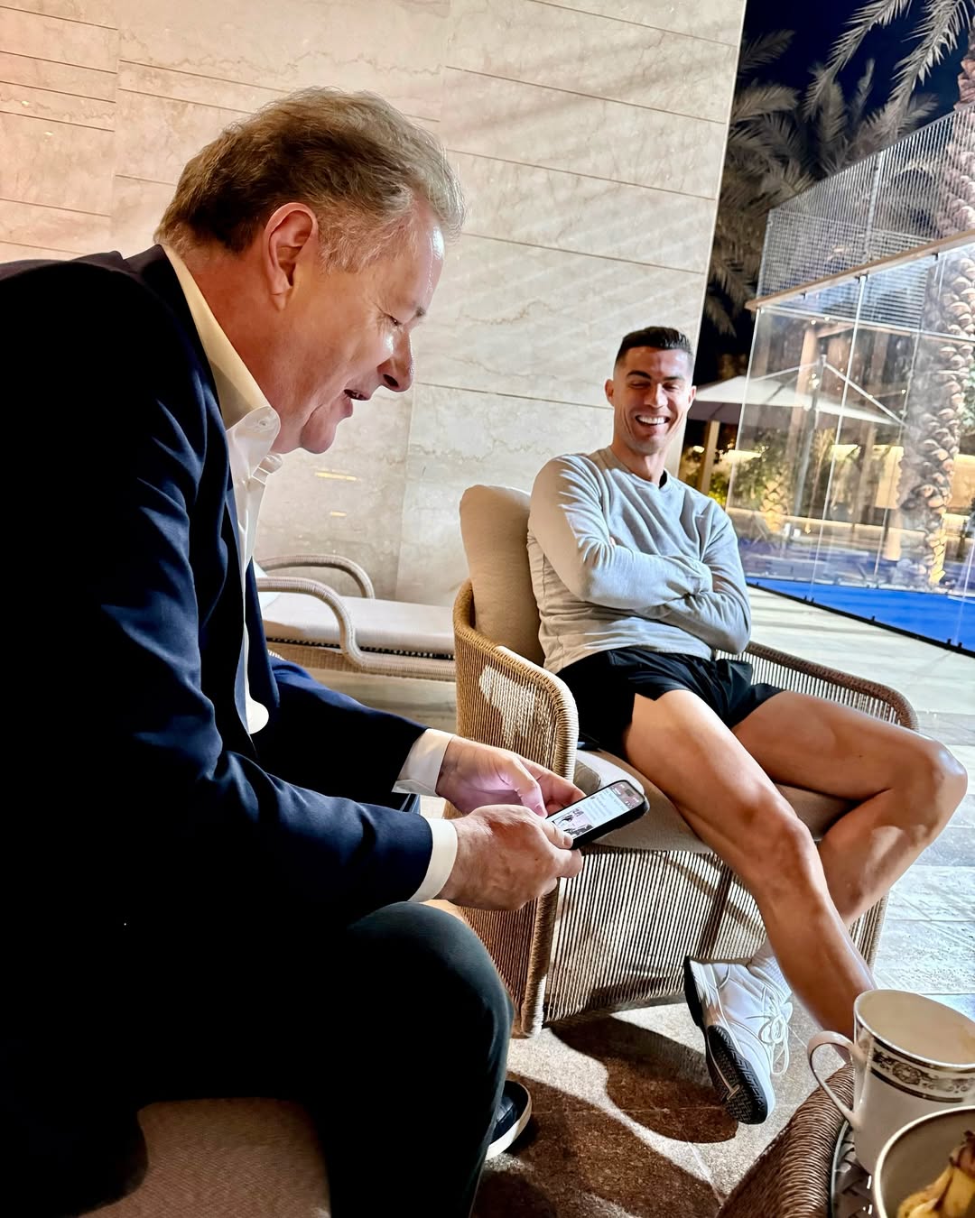 クリスティアーノ・ロナウドが親友との談笑様子を公開