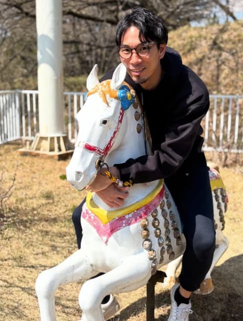 「わぁー白馬に乗った王子様やー」福澤達哉が親子での花見、満喫ショットを公開！