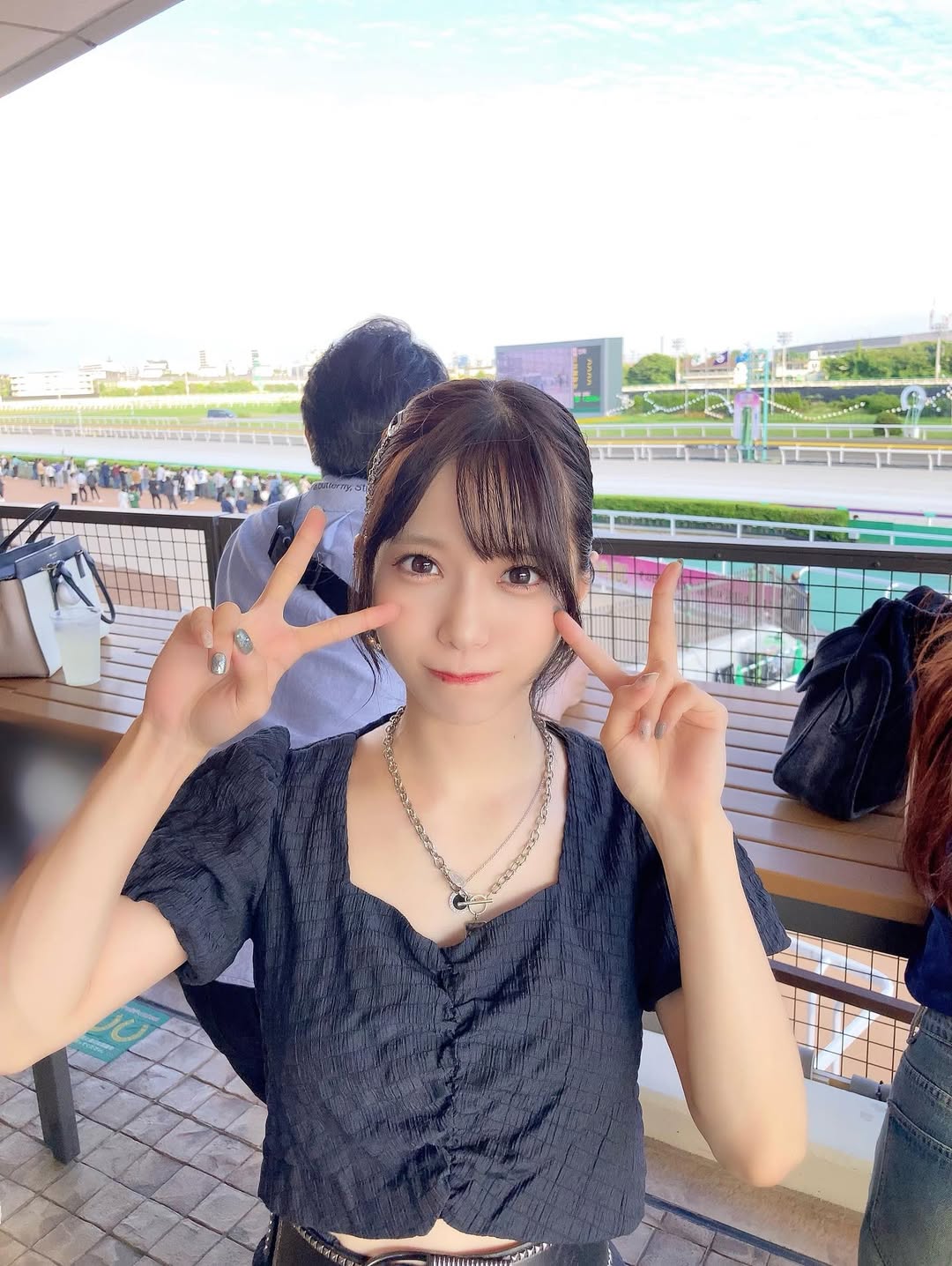 亜咲花、船橋競馬でのオフショットを公開　黒髪イメチェンが”可愛い”と話題に